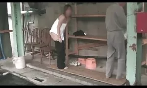 Phụ nữ tắm trong phòng tắm với một cô gái tóc lồn gái nhật vàng. Bê được nhẹ nhàng cọ xát với xà bông và bắt đầu vuốt ve ngực, và chèn tay vào cô. Các cô gái tóc vàng là như vậy sừng rằng cô đặt trên một dây nịt và bắt đầu dâm vẻ đẹp.
