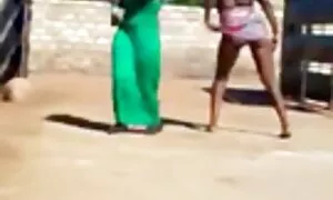 Già người đàn ông với một dương vật vuốt ve một đam mê với một vòng và ngon miệng mông. Một phụ nữ xinh đẹp, uốn cong gái nhật làm tình theo ông và con trai. Tình của mình lớn và đưa nó trong miệng và nuốt.