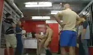 Anh chàng dễ thương vuốt ve một cô gái tóc vàng nhỏ và kích thích, cô bé. Gà quỳ trước mặt ông, và ông lớn trong miệng của mình và hút nó. Các chàng trai của cô, tây đen gái nhật đôi môi và vẻ đẹp.
