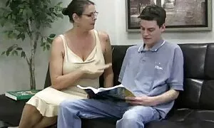 Các tóc đỏ quỳ ở tại hành lang phía trước và hút lớn. Một cô ấy quả bóng lớn, một ướt. Đẹp đồng tính cho chiều dài của dương dit em gai nhat vật của mình và mang cô đến cực khoái.